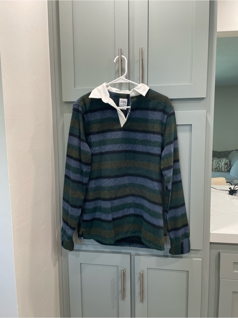 Zara Men’s Striped V‑Neck Rugby Sweater in Green, Blue & White Collar